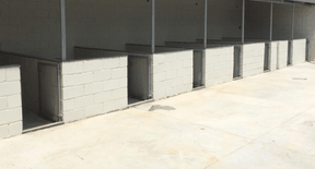 Baias externas cobertas, construídas em blocos de alvenaria